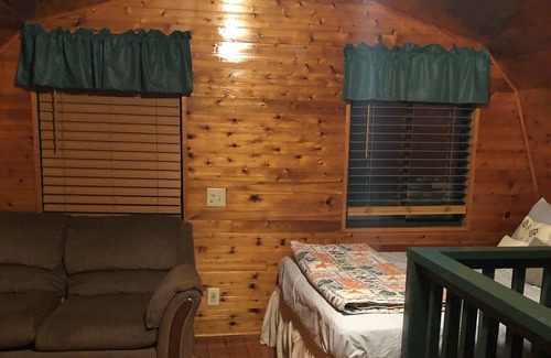 Christiana Cabin | Mountain Retreat: Cabin on the Appalachian with Ocean View