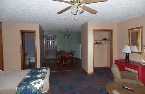 Golconda Cabin | Inviting Cabin on the Bluffs of the Ohio with Breakfast