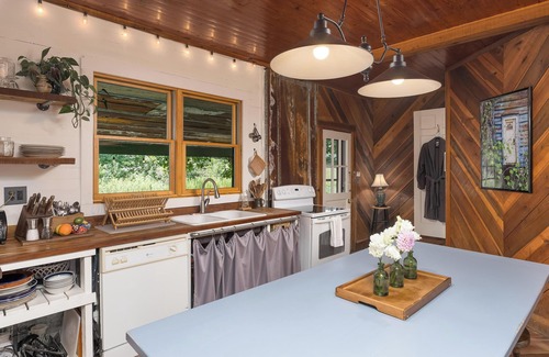 Rising Fawn Cabin | Discover Cabin on the Crook: Pet-Friendly Retreat by Nature