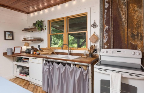 Rising Fawn Cabin | Discover Cabin on the Crook: Pet-Friendly Retreat by Nature