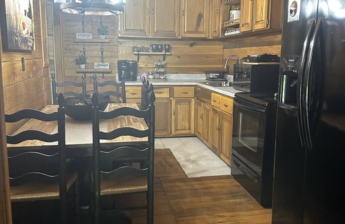 Cane Valley Cabin | Idyllic Cabin on the Lake Getaway Near Green River Lake