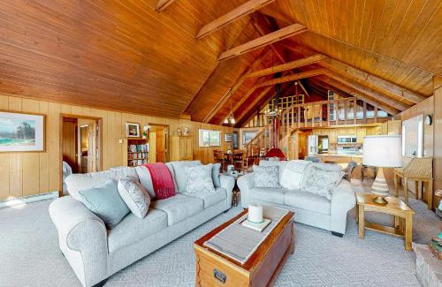 Coeur d'Alene House | Tranquil Cabin On The Lake - Family & Pet Friendly Retreat
