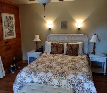 Lake Helen Bed & Breakfast | Serene Cabin On The Lake: Pet-Friendly Retreat with High Rating