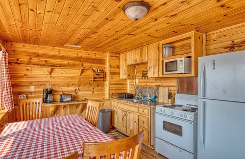 Gordon Cabin | Cozy Cabin on the Lake - Perfect for Families & Pets