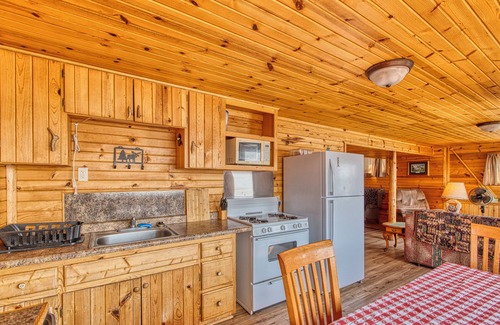 Gordon Cabin | Cozy Cabin on the Lake - Perfect for Families & Pets