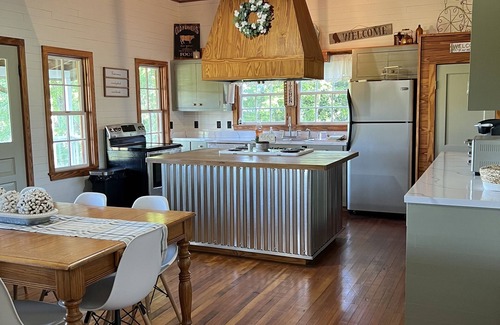 Moss House | Explore Cabin on the Ridge - Pet Friendly Retreat in Laurel