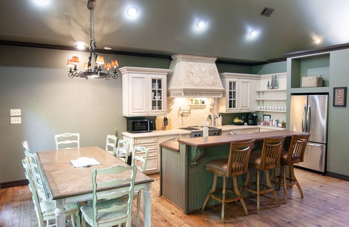Murfreesboro Cabin | Riverfront Cabin Retreat with Hot Tub & Lakeside Views