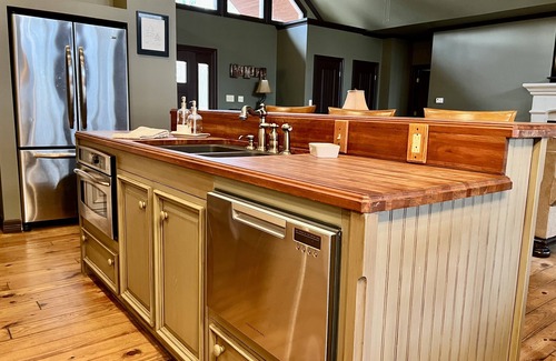 Murfreesboro Cabin | Riverfront Cabin Retreat with Hot Tub & Lakeside Views