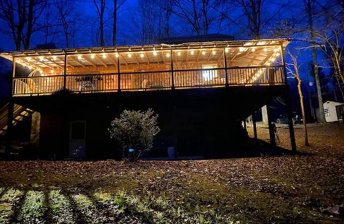 Jamestown Cabin | Idyllic Cabin on the Water with Kayaks, Hot Tub & Views