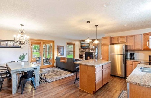 Nisswa Cabin | Cozy Cabin with Fireplace for a Romantic Gull Lake Escape