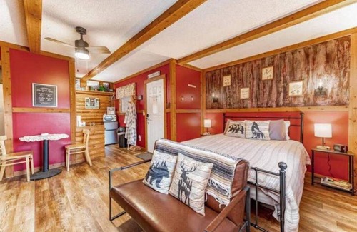 Mulvane Other | Tranquil Cabin Retreat with Hot Tub & Breakfast Included