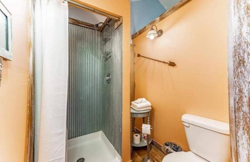 Mulvane Other | Tranquil Cabin Retreat with Hot Tub & Breakfast Included