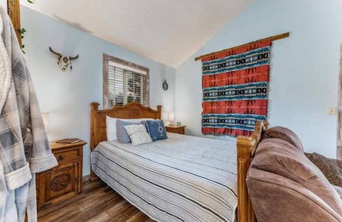 Mulvane Other | Tranquil Cabin Retreat with Hot Tub & Breakfast Included