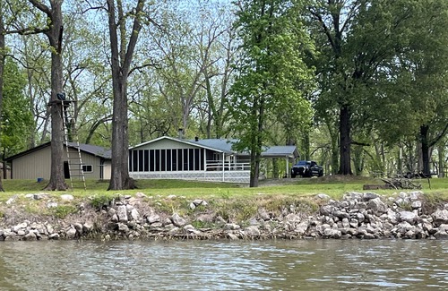 Wright House | Tranquil Arkansas River Retreat: Fish, Relax, and Unwind