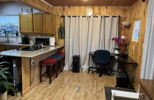 Lansing Apartment | Cozy Cabin Retreat Near MSU with Breakfast & Kitchenette