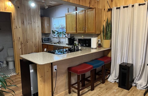 Lansing Apartment | Cozy Cabin Retreat Near MSU with Breakfast & Kitchenette