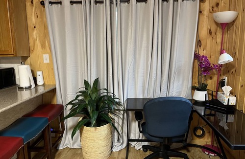Lansing Apartment | Cozy Cabin Retreat Near MSU with Breakfast & Kitchenette