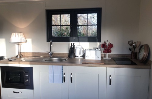 Whichford Cabin | Cozy Ensuite Cabin with Kitchen - Rabbit Burrow, Rated 9.4