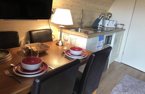 Whichford Cabin | Cozy Ensuite Cabin with Kitchen - Rabbit Burrow, Rated 9.4
