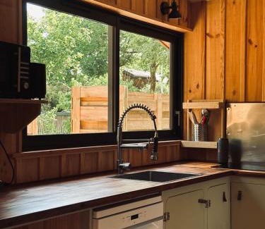 Taussat House | Cabin, terrace and enclosed garden