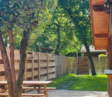 Taussat House | Cabin, terrace and enclosed garden