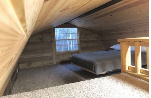 Avinger Cabin | Cozy Cabin with Covered Parking by Lake O' Pines