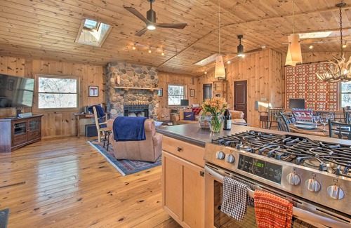 Mathias Cabin | Cozy Cabin with Decks & Fire Pit Near Lost River - 10/10 Rating!