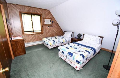 Bushkill House | Relaxing Cabin with Hot Tub, Pool & Fitness Near the Lake
