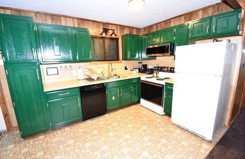 Bushkill House | Relaxing Cabin with Hot Tub, Pool & Fitness Near the Lake