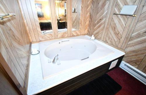 Bushkill House | Relaxing Cabin with Hot Tub, Pool & Fitness Near the Lake