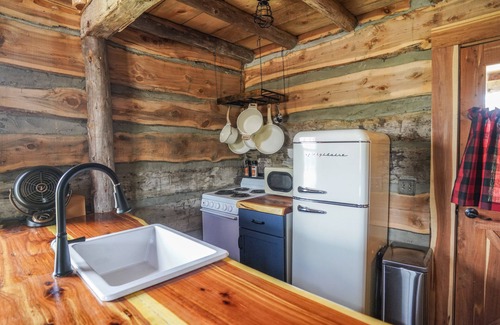 Hye Cabin | Relaxing Cabin with Hot Tub and Wine Country Access