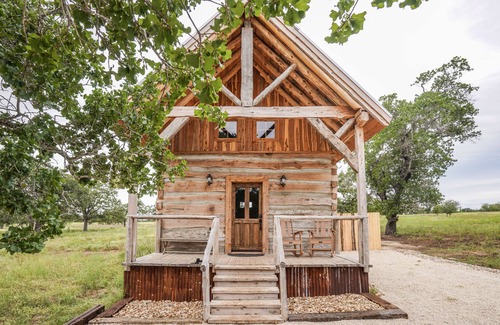 Hye Cabin | Relaxing Cabin with Hot Tub and Wine Country Access