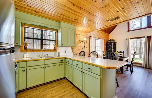 Broken Bow Cabin | Inviting Cabin with Private Hot Tub Near Broken Bow Lake