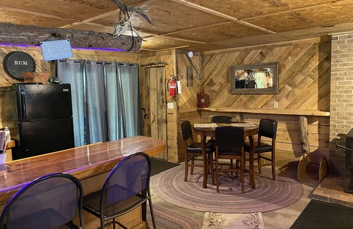 Franklin Cabin | Idyllic Cabin Retreat Near the Black Top, Rated 9.8/10