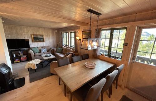 Atra Apartment | Scenic Cabin with Breathtaking Views at Gaustablikk