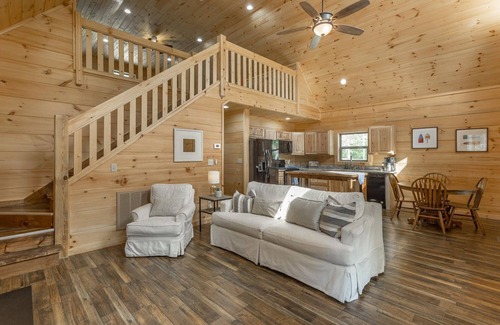 Chickamauga Lake Cabin | Pet-Friendly Cabin with Dock & Huge Screened Porch Escape