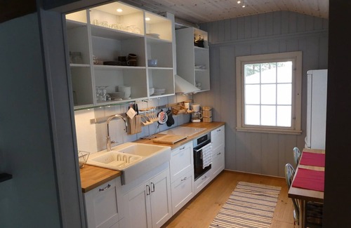 Kroderen Cabin | Cozy Cabin with Breathtaking Lake Views and Pet-Friendly