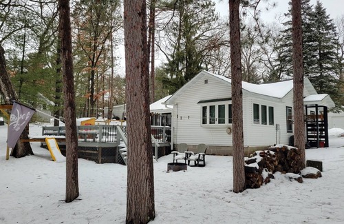 Coloma Cabin | Relaxing Lake Access Cabin with Spa and Pet-Friendly Amenities