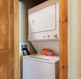Crooked Pines House | Pet-Friendly Cabins 21: Family Escape with Great Amenities