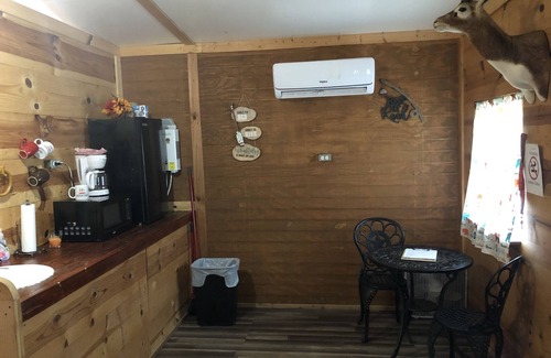 Mertzon Cabin | Cozy Cabins at Spring Creek with Kitchen & Breakfast Included