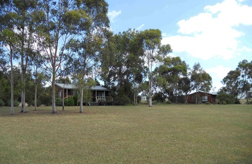 Pokolbin Cottage | Relaxing Twin Trees Country Cottages with Pool & Breakfast