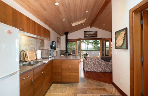 Bowen Island Apartment | Cozy Caboose: Ocean & Mountain Views for Memorable Stays