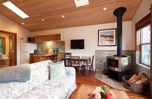 Bowen Island Apartment | Cozy Caboose: Ocean & Mountain Views for Memorable Stays