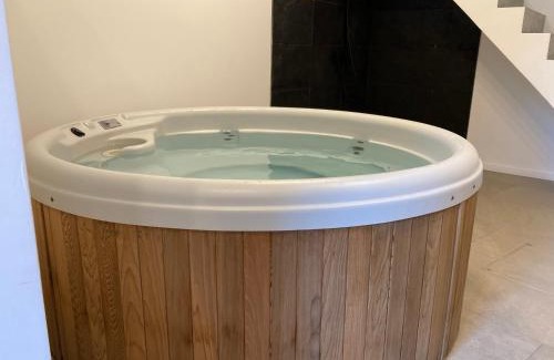 Zulte House | Guest Favorite: CaCeLe Raveelzicht with Hot Tub & Dining
