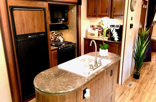 Pedernales Bend House | Cactus Camper: Lake Views & Pool, Guest Rated 9.8/10