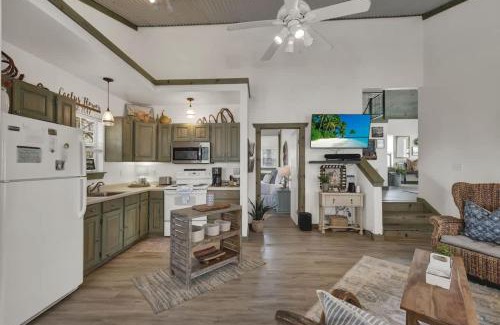 Fredericksburg House | Cactus Flower Lodge-20 min to Downtown-Starlit Sky Views