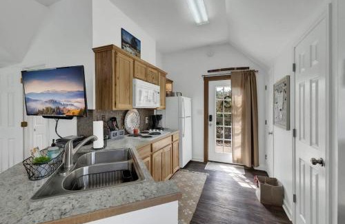 Fredericksburg House | Cactus Flower Treehouse-Pet Friendly-Hill Country Views!