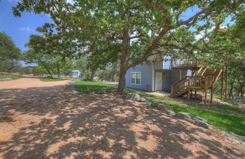 Fredericksburg House | Cactus Flower Treehouse-Pet Friendly-Hill Country Views!