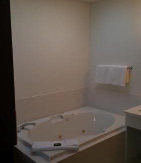 Okanagan-Similkameen Hotel | Budget-Friendly Stay at Cactus Tree Inn with Pool Access