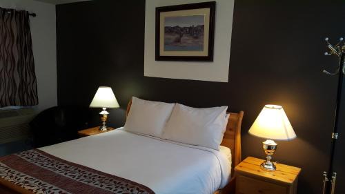 Okanagan-Similkameen Hotel | Budget-Friendly Stay at Cactus Tree Inn with Pool Access